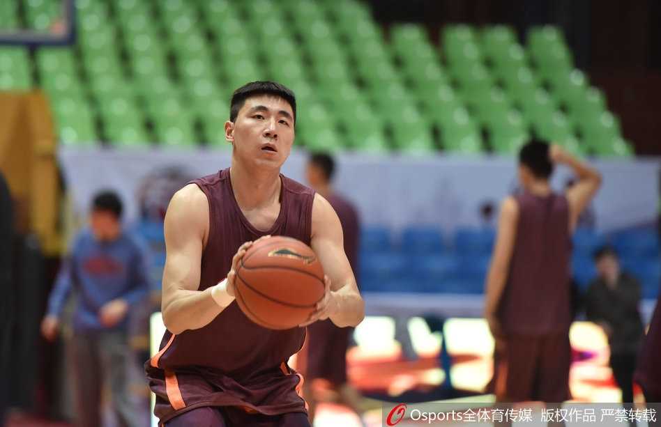 四川男篮备战冲刺 主帅杨学增身先士卒亲临指导 训练尾声,杨学增亲自示范罚球,用最朴实的方式告诉队员专注当下的重要性