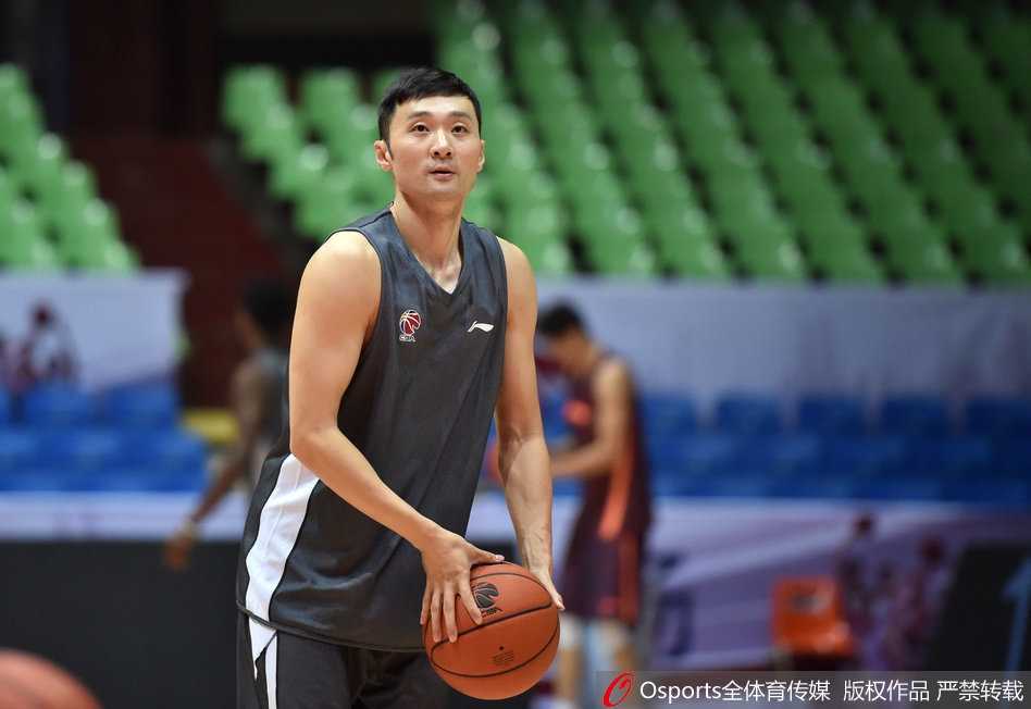 四川男篮备战冲刺 主帅杨学增身先士卒亲临指导 杨学增指导神情专注,在战术板上为队员详细拆解阵地战进攻跑位路线