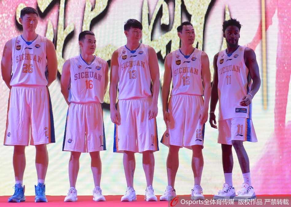 四川男篮新赛季“大换血”扬帆起航 青春风暴携手哈林组合誓闯季后赛 伊朗中锋哈达迪在发布会台上咧嘴大笑,他身着黄色T恤显得格外醒目,憨厚的神情仿佛对即将到来的新战役信心满满。