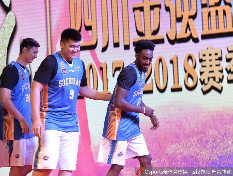 四川男篮新赛季“大换血”扬帆起航 青春风暴携手哈林组合誓闯季后赛 孟达和陈晓东肩并肩站在背景板前,两人同时竖起大拇指,西装革履的他们少了几分赛场上的硝烟味,却多了几分成熟领袖的稳重。