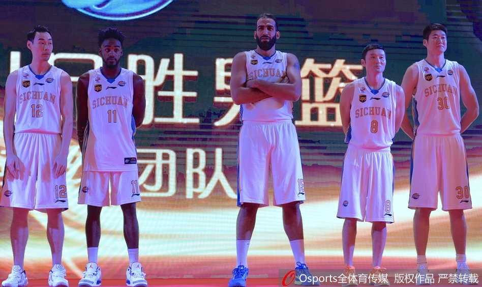 四川男篮新赛季“大换血”扬帆起航 青春风暴携手哈林组合誓闯季后赛 老将刘炜穿着白色衬衫接受采访,他微笑时眼角的皱纹记录着岁月的痕迹,举手投足间尽显一名球场指挥官从容不迫的风范。