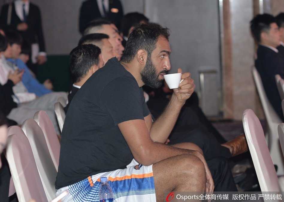 四川男篮新赛季“大换血”扬帆起航 青春风暴携手哈林组合誓闯季后赛 四川男篮全体成员在主题背景板前大合影,教练组、队员、工作人员紧紧靠在一起,大家挥舞着拳头,齐声呐喊的口号仿佛要冲破屏幕,传递出新赛季全力以赴的决心。