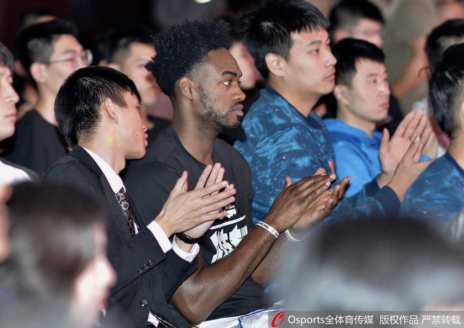 四川男篮新赛季“大换血”扬帆起航 青春风暴携手哈林组合誓闯季后赛 黄荣奇、侯天一等小将站成一排,稚嫩的脸庞上写满了对未来的憧憬,他们虽然还不太习惯闪光灯的聚焦,但胸前的队徽已经提醒着他们职业球员的身份。