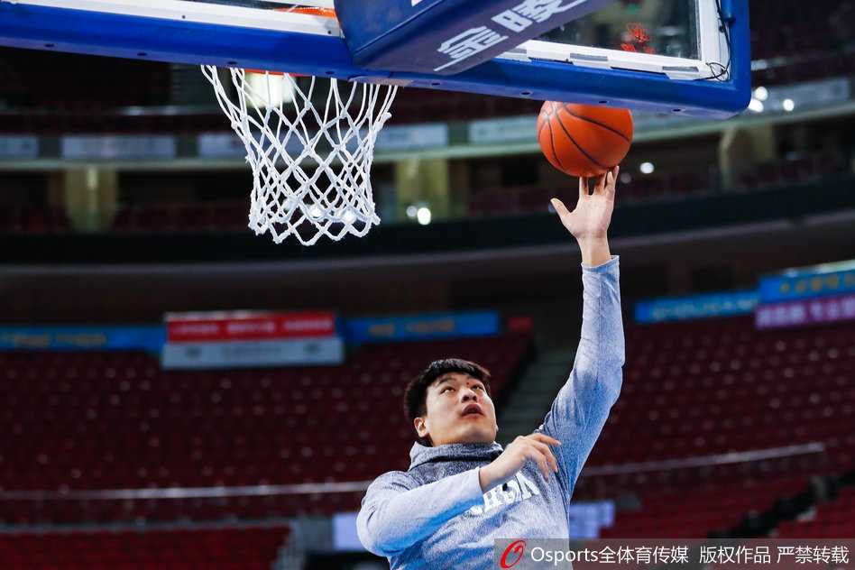 全队围拢鼓劲，士气高涨，哈达迪居中击掌激励队友