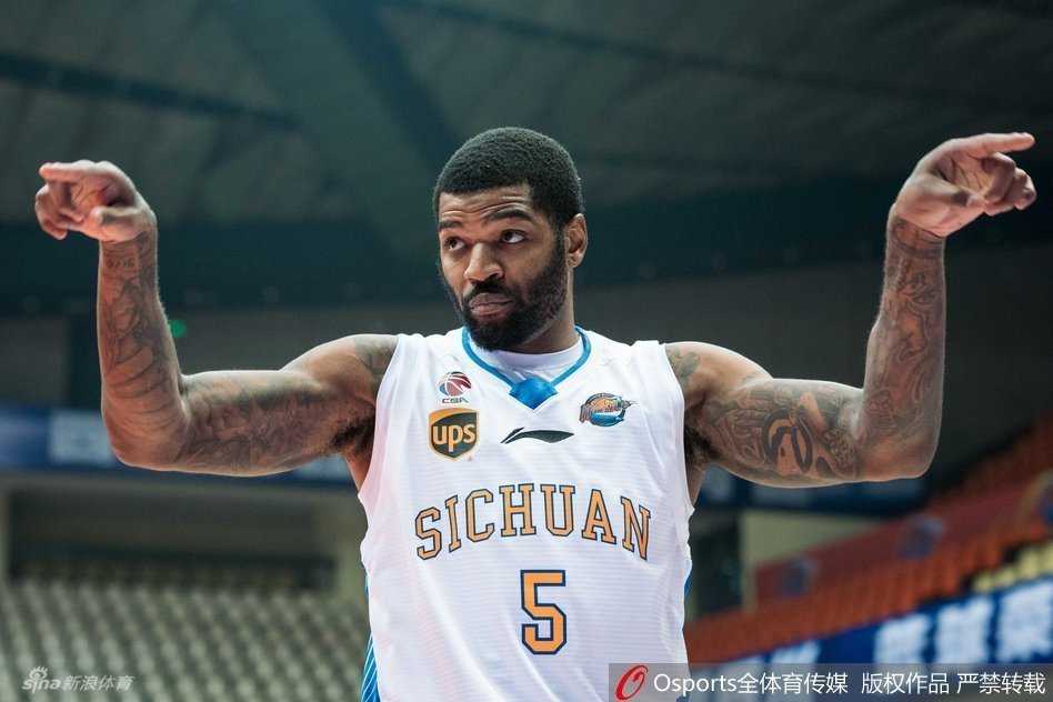 四川男篮险棋换哈里斯,季后赛征途尽显英雄泪与笑 锁定季后赛后,哈达迪在场边激动得闭目养神,双手举起指向天空,脸上洋溢着孩子般的笑容,搞怪的表情成为全场经典瞬间。