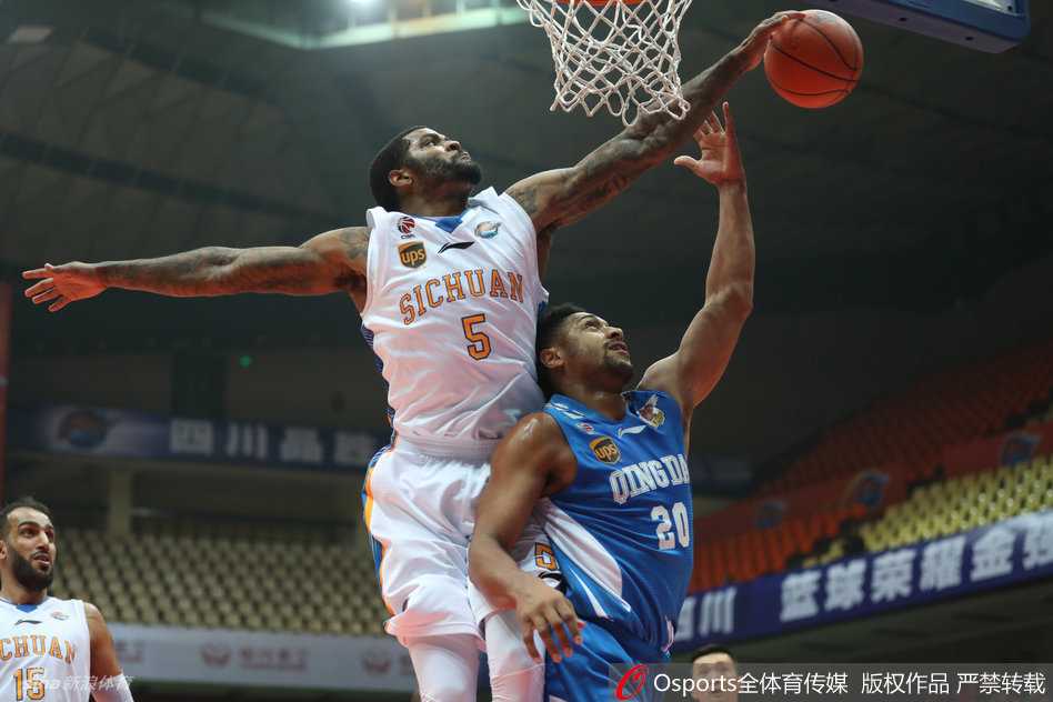 四川男篮险棋换哈里斯,季后赛征途尽显英雄泪与笑 哈达迪调皮地跳上约什·史密斯的后背,双手紧紧搂住队友的脖子,两人在训练场上笑成一团,离别的愁绪在这一刻被深厚的友谊冲淡。