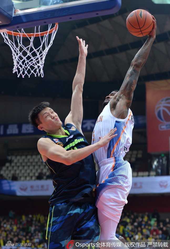 四川男篮险棋换哈里斯,季后赛征途尽显英雄泪与笑 老将刘炜在比赛中与外援哈达迪进行战术交流,他神情专注,用手比划着跑位路线,用经验串联起全队的进攻。