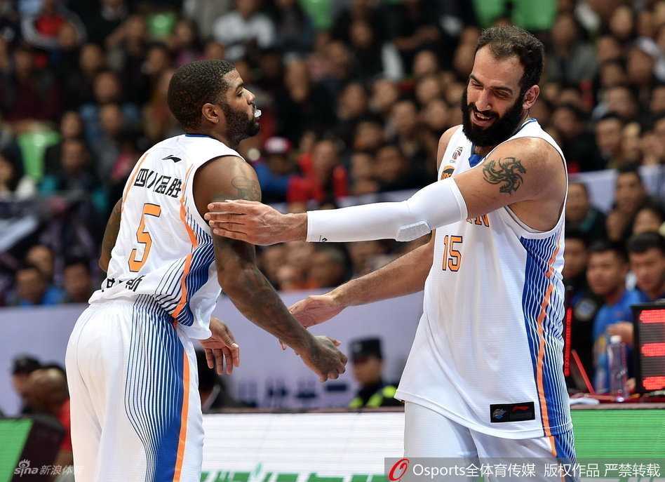 四川男篮险棋换哈里斯,季后赛征途尽显英雄泪与笑 哈达迪在比赛中犹如巨灵神下凡,高高跃起完成一记势大力沉的战斧劈扣,对手只能望其项背,目送皮球被狠狠砸进篮筐。