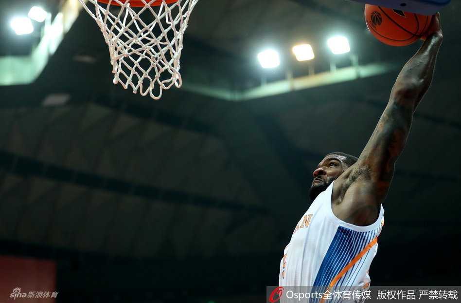 四川男篮险棋换哈里斯,季后赛征途尽显英雄泪与笑 易建联在防守中送出遮天蔽日的追身大帽,直接将对手的上篮扇飞出场外,这一刻,篮下的统治力尽显无疑。