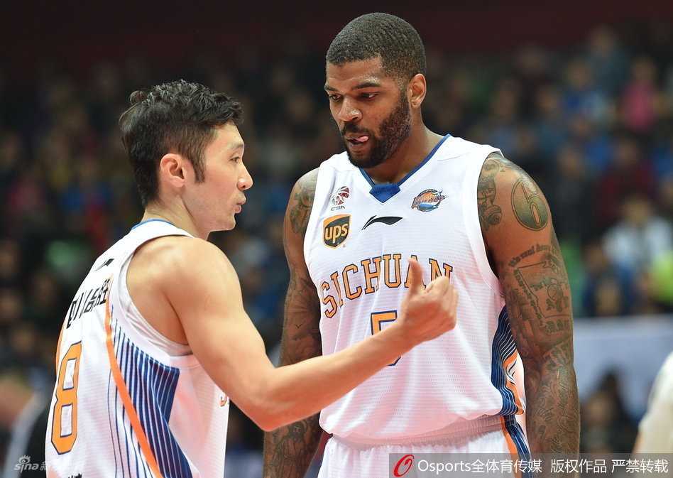 四川男篮险棋换哈里斯,季后赛征途尽显英雄泪与笑 周鹏在四川队内线群中高高跃起,隔着防守球员完成了一记势大力沉的单手劈扣,展现了国家队队长强悍的进攻火力。