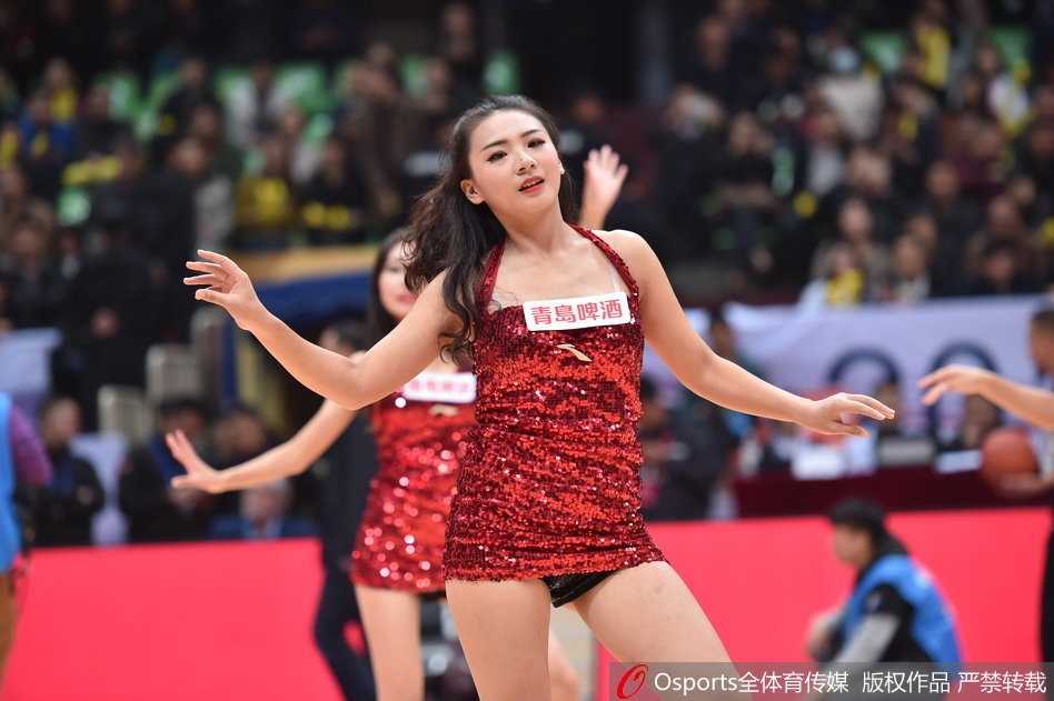 四川篮球宝贝热舞助威,金强主场迎战广厦气氛火爆 两位篮球宝贝近距离特写,汗水闪烁在脸颊,却依然保持迷人的微笑,与观众互动。