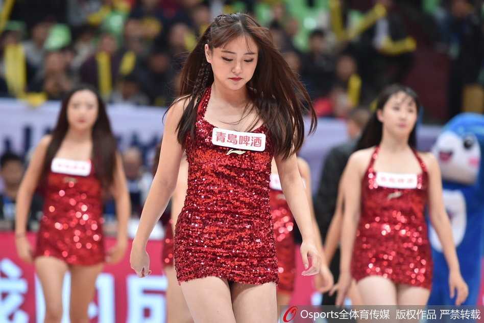四川篮球宝贝热舞助威,金强主场迎战广厦气氛火爆 领舞的宝贝扎着高马尾,眼神专注,舞姿充满力量感,身后队友紧随节奏。