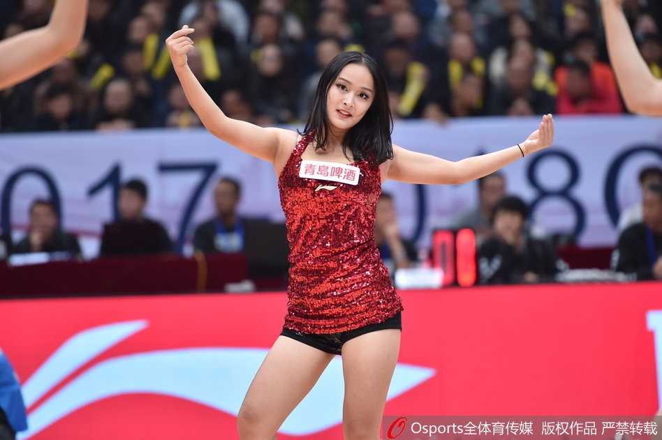 四川篮球宝贝热舞助威,金强主场迎战广厦气氛火爆 宝贝们围成圆圈,中心一位宝贝展示高难度劈叉动作,赢得全场掌声。