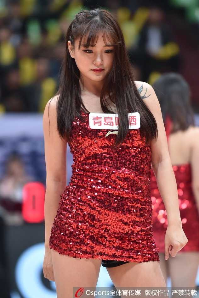 四川篮球宝贝热舞助威,金强主场迎战广厦气氛火爆 篮球宝贝们腾空跃起的瞬间,长发飞舞,修长美腿整齐划一,身材热火引人注目。