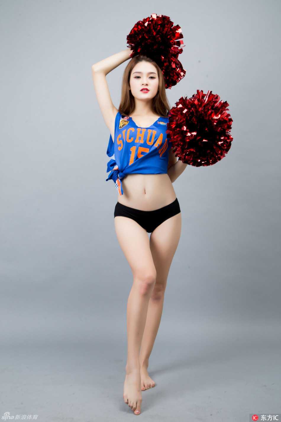 四川篮球宝贝身披哈达迪战袍 火辣助威盼新春首胜 写真中宝贝双手叉腰,身后是四川男篮的训练馆,运动气息扑面而来