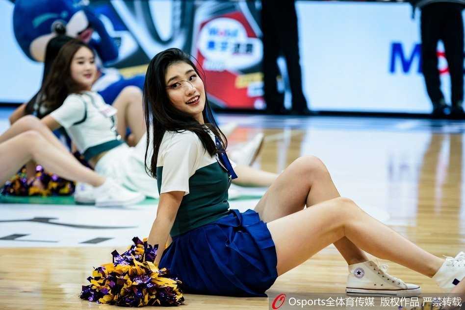 四川篮球宝贝长腿吸睛 CBA赛场上的靓丽风景线 三名篮球宝贝背对镜头排成一列,双手高举,身材曲线一览无余,她们身后的观众席虚化成一片人海,整个体育馆的气氛因为她们的带动而沸腾。