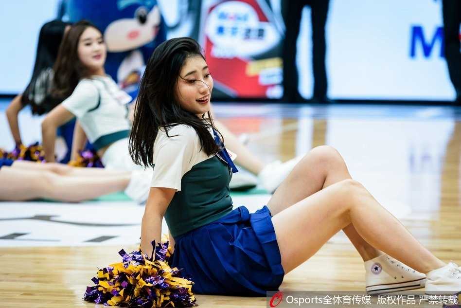 四川篮球宝贝长腿吸睛 CBA赛场上的靓丽风景线 这位宝贝侧身回眸,长发如瀑般洒下,她伸出手指指向观众席,仿佛在与每一位看台上的球迷进行互动,邀请大家一同加入这场篮球狂欢。