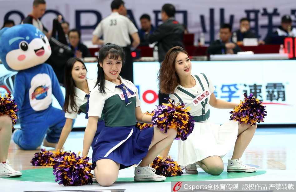 四川篮球宝贝长腿吸睛 CBA赛场上的靓丽风景线 镜头拉近,这位篮球宝贝正在展现迷人的微笑,她随着音乐轻轻摆动手臂,流苏耳饰随之摇曳,在灯光下显得既干练又妩媚,尽显东方女性的独特魅力。