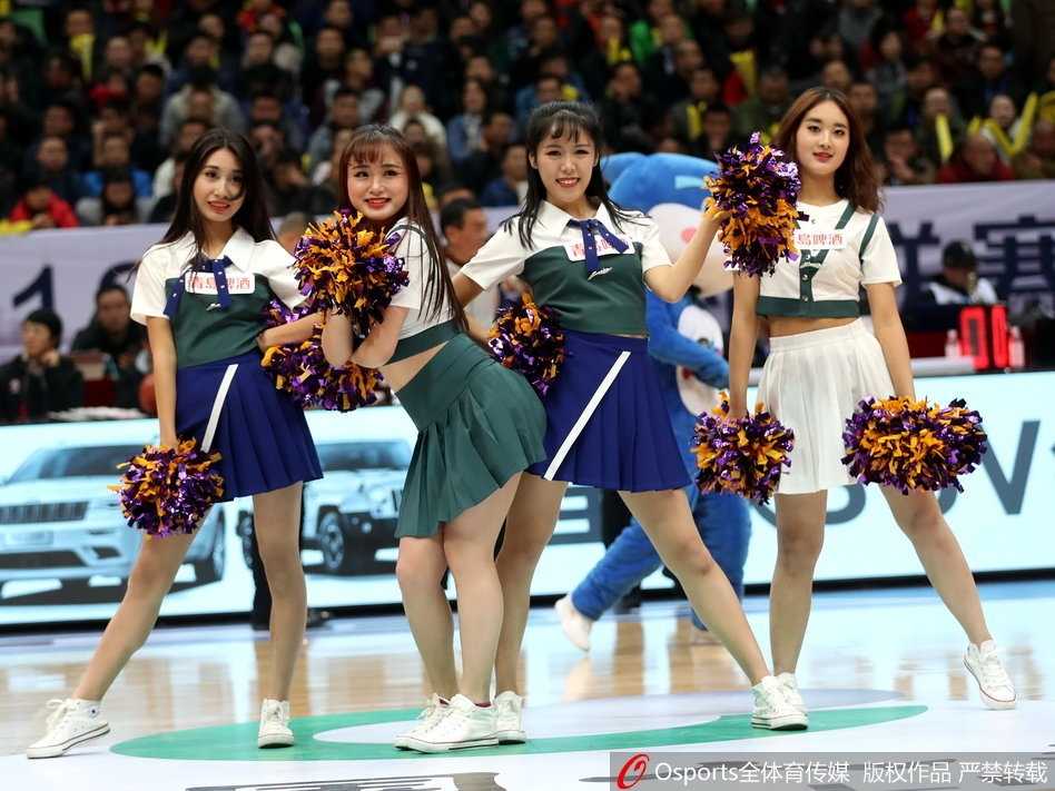 四川篮球宝贝长腿吸睛 CBA赛场上的靓丽风景线 四川篮球宝贝们扎着利落的马尾辫,身着亮黄色短裙,在球场上腾空跃起,修长的腿部线条在聚光灯下格外抢眼,笑容比身后的记分牌更耀眼。