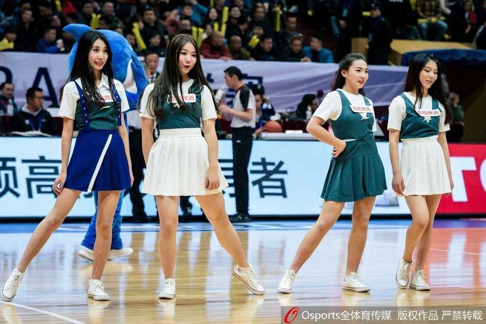 四川篮球宝贝长腿吸睛 CBA赛场上的靓丽风景线 在全场观众的注视下,宝贝们排列成整齐的队形,手中拿着金色的花球,正在进行一段高难度的舞蹈动作编排,满屏洋溢的青春气息甚至盖过了场上胶着的比分。