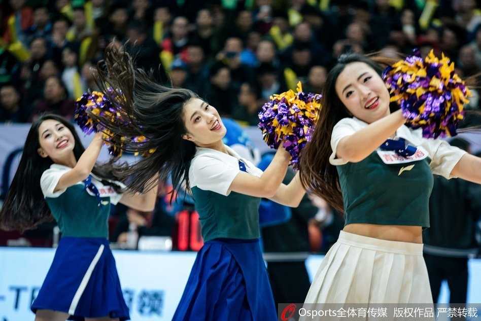 四川篮球宝贝长腿吸睛 CBA赛场上的靓丽风景线 在紫色的灯光背景下,这位宝贝单手叉腰,眼神坚定地注视着前方,金色的亮片上衣在光线下反射出星星点点的光芒,仿佛战场上英姿飒爽的女神。