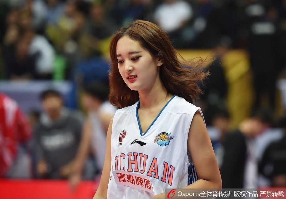 四川篮球宝贝:赛场上的精灵,用热情与汗水浇灌的青春之花 镜头捕捉到篮球宝贝们完成一个高难度动作的瞬间,她们的身体在空中划出优美弧线,充满力量感与艺术美感