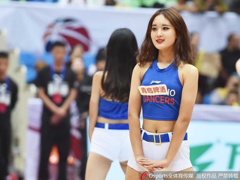 四川篮球宝贝:赛场上的精灵,用热情与汗水浇灌的青春之花 表演结束后,篮球宝贝们与现场观众热情互动,她们的笑容在灯光的映照下格外灿烂,展现出四川篮球宝贝青春洋溢的独特魅力