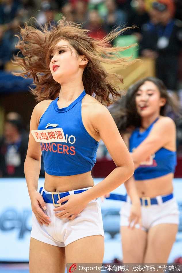 四川篮球宝贝:赛场上的精灵,用热情与汗水浇灌的青春之花 多名篮球宝贝在球场上排成整齐的队形,她们身着亮丽的队服,随着音乐的节拍舞动,动感十足的画面让人感受到青春的蓬勃朝气