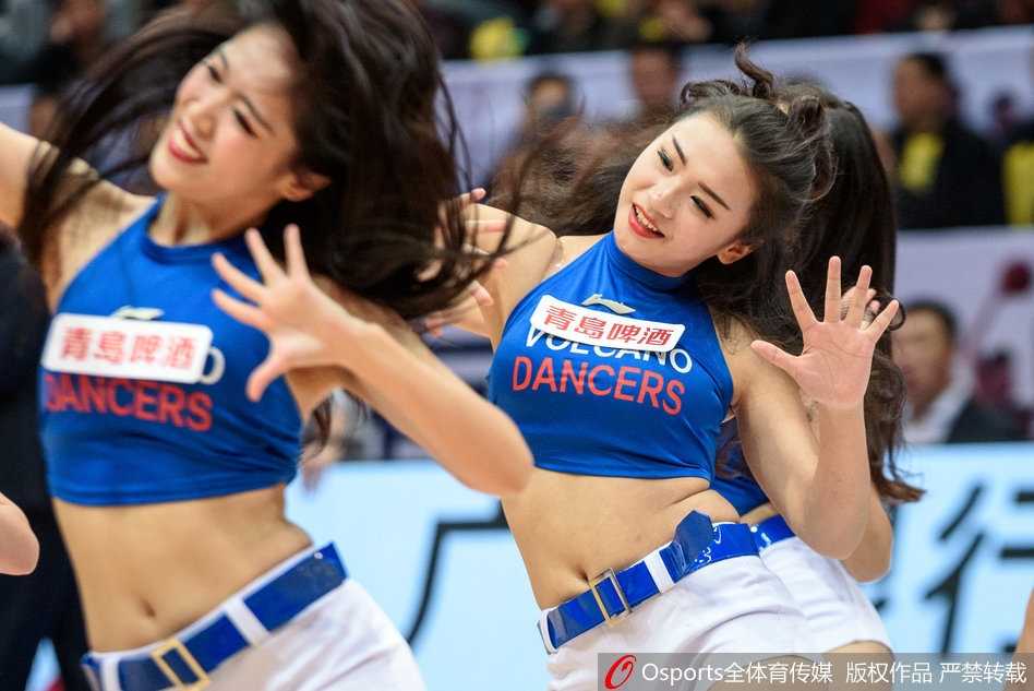 四川篮球宝贝:赛场上的精灵,用热情与汗水浇灌的青春之花 活力四射的四川篮球宝贝们在聚光灯下跃动,整齐划一的舞步伴随着灿烂的笑容,瞬间点燃了赛场的热烈气氛