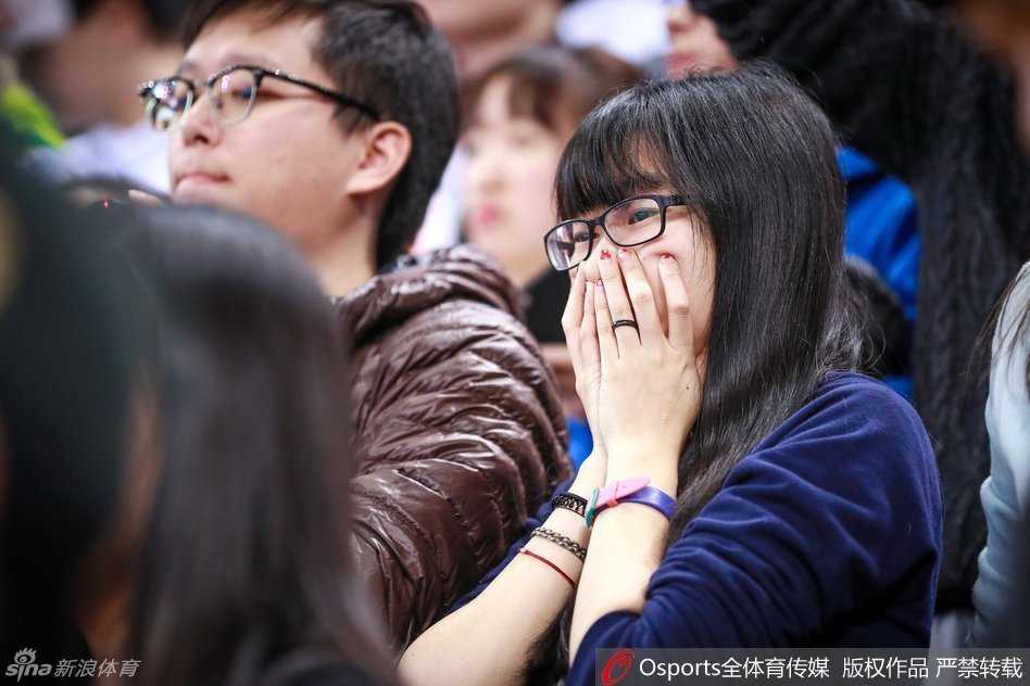 四年三冠英雄泪满襟,五棵松难舍马布里 五棵松体育馆的看台上,一群身穿北京队白色助威服的球迷忘情呐喊,他们双臂高举,目光追随球场,用最热烈的声音向心中的MVP马布里致敬。