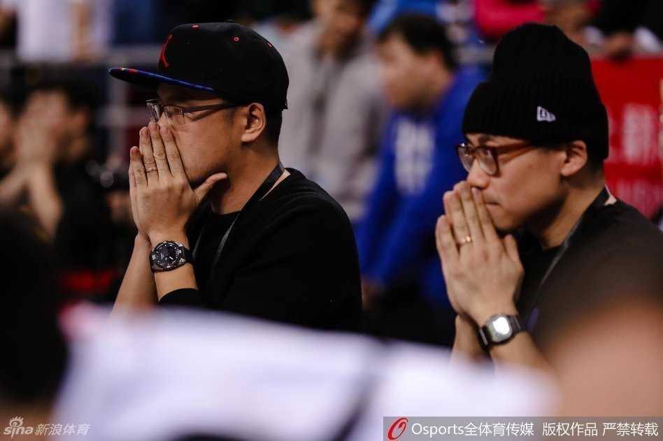 四年三冠英雄泪满襟,五棵松难舍马布里 在北京首都国际机场的出发大厅,数十名忠诚的北京球迷将马布里团团围住,大家手举着老马的3号战袍和定制海报,眼神中充满了不舍与坚定的支持。