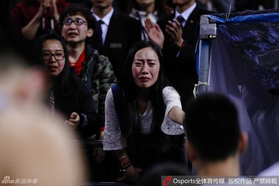 四年三冠英雄泪满襟,五棵松难舍马布里 媒体评论员杨毅在节目中提到马布里时眉头紧锁,表情凝重,眼神中透露出对这位老将离别的无限感慨与难以释怀的职业敬意。