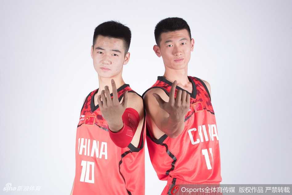回忆杀之U16男篮亚洲杯,那群少年的热血与遗憾 焦泊乔在禁区卡位要球,他身后的防守队员竭尽全力顶防,但焦泊乔依然张开手臂稳稳接住传球,准备利用身体优势强打内线。