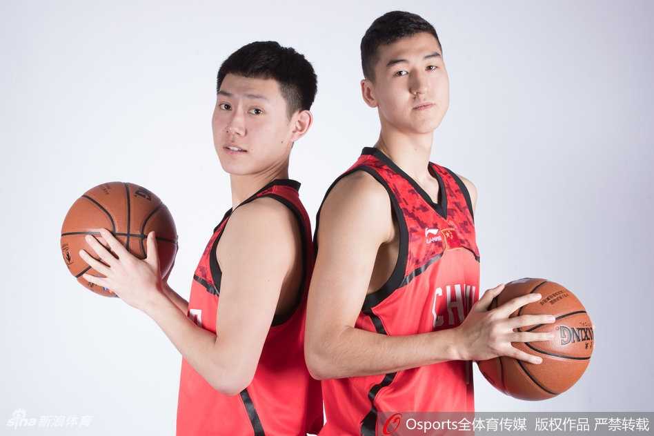 回忆杀之U16男篮亚洲杯,那群少年的热血与遗憾 尽管投篮动作遭到防守球员的飞身封盖干扰,但西尔扎提依然在空中保持了极佳的投篮手型,目光紧盯着飞向篮筐的篮球,充满了对得分的渴望。