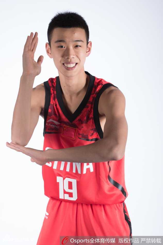 回忆杀之U16男篮亚洲杯,那群少年的热血与遗憾 进球后的中国替补席瞬间沸腾,于楚涵和闫实兴奋地挥舞着手中的毛巾,脸上洋溢着发自内心的喜悦,为场上队友的精彩表现忘情欢呼。