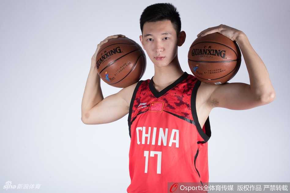 回忆杀之U16男篮亚洲杯,那群少年的热血与遗憾 韩霈瑜在防守端送出一记震撼全场的排球大帽,被盖掉的篮球还在空中飞舞,他已经握紧拳头,面部肌肉紧绷,发出一声怒吼,霸气十足。