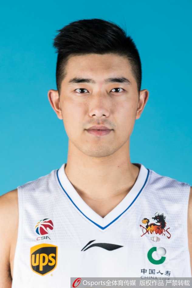 马尚-布鲁克斯在三分线外从容出手，皮球划出一道彩虹弧线直钻网窝。在江苏球迷心中，他的每一次运球都充满了艺术感，那是属于“小科比”独步江湖的节奏掌控。