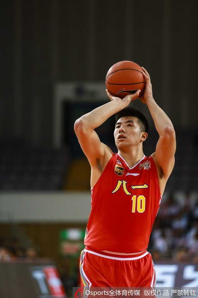 回首男篮红蓝时代:姚明改革下的双国家队与新星崛起 邹雨宸、朱荣振等年轻内线在篮下进行脚步练习,常林在一旁辅助防守,中国男篮的内线传承在这一刻悄然进行。