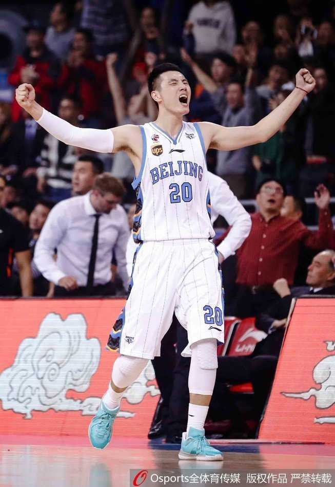 回首男篮红蓝时代:姚明改革下的双国家队与新星崛起 中国男篮红队与蓝队的年轻小伙子们在训练场上集结,主教练李楠和杜锋在场边观察,球员们眼神中充满了对未来的渴望与拼劲。