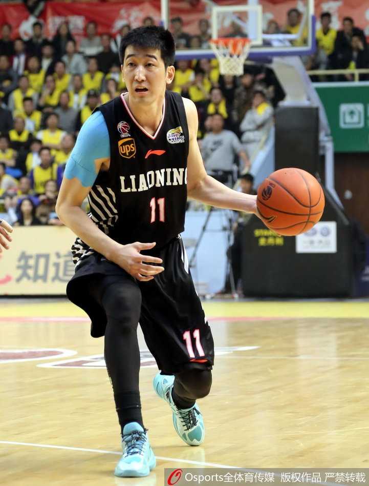 回首男篮红蓝时代:姚明改革下的双国家队与新星崛起 赵睿持球强行突破,面前是俞长栋和王子瑞的联手封堵,肌肉碰撞的声音仿佛穿透了屏幕,展现了训练对抗的激烈程度。