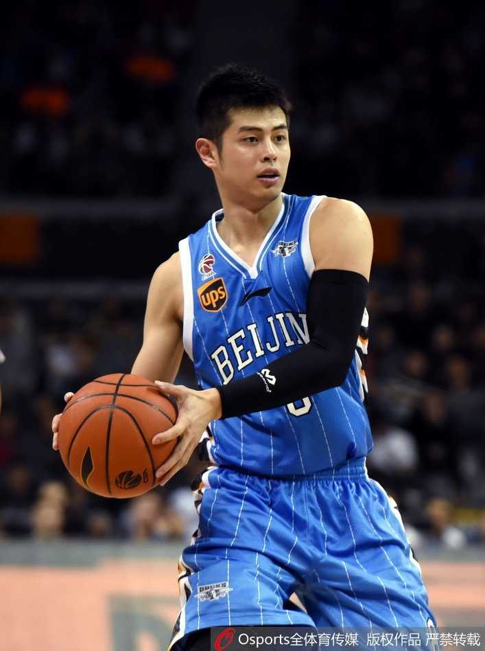 回首男篮红蓝时代:姚明改革下的双国家队与新星崛起 内线球员周琦和王哲林在对抗训练中卡位抢板,身后丁彦雨航正蓄力快下,这一刻他们不仅是队友更是共同进步的竞争者。