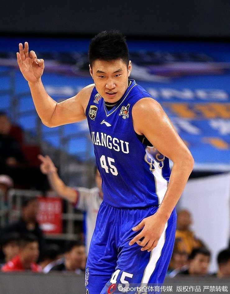 回首男篮红蓝时代:姚明改革下的双国家队与新星崛起 丁彦雨航接球后干拔跳投,皮球在空中划出完美弧线,睢冉在底线准备冲抢篮板,这是山东双子星在国家队的经典配合。