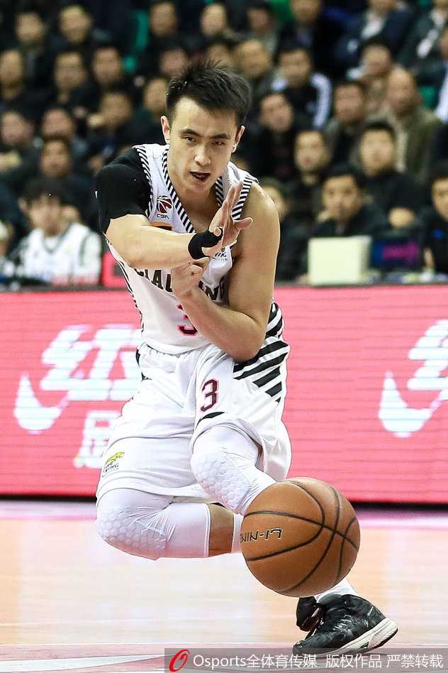 回首男篮红蓝时代:姚明改革下的双国家队与新星崛起 辽宁队核心控卫赵继伟在训练中穿裆过人,动作灵动飘逸,方硕在一旁紧盯防守,后卫线上的斗智斗勇火花四溅。