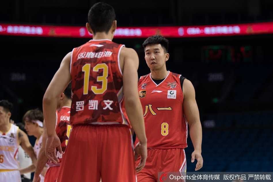 新科三分王于长春外线持球，面对八一队员的贴防干拔而起，手起刀落，篮球在空中划出一道美丽的弧线直穿网心。