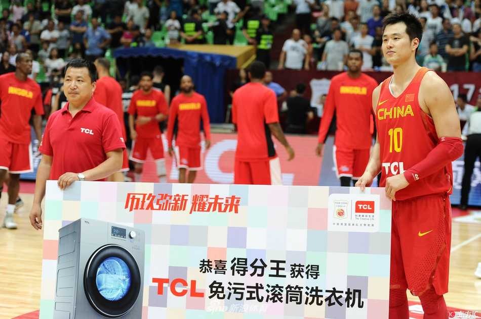 国际男篮挑战赛成都站 中国红队大胜新西兰 孟铎加冕得分王 身穿红色战袍的孟铎在三分线外果断出手,篮球划过一道完美弧线直坠网窝,瞬间点燃了全场观众的激情。