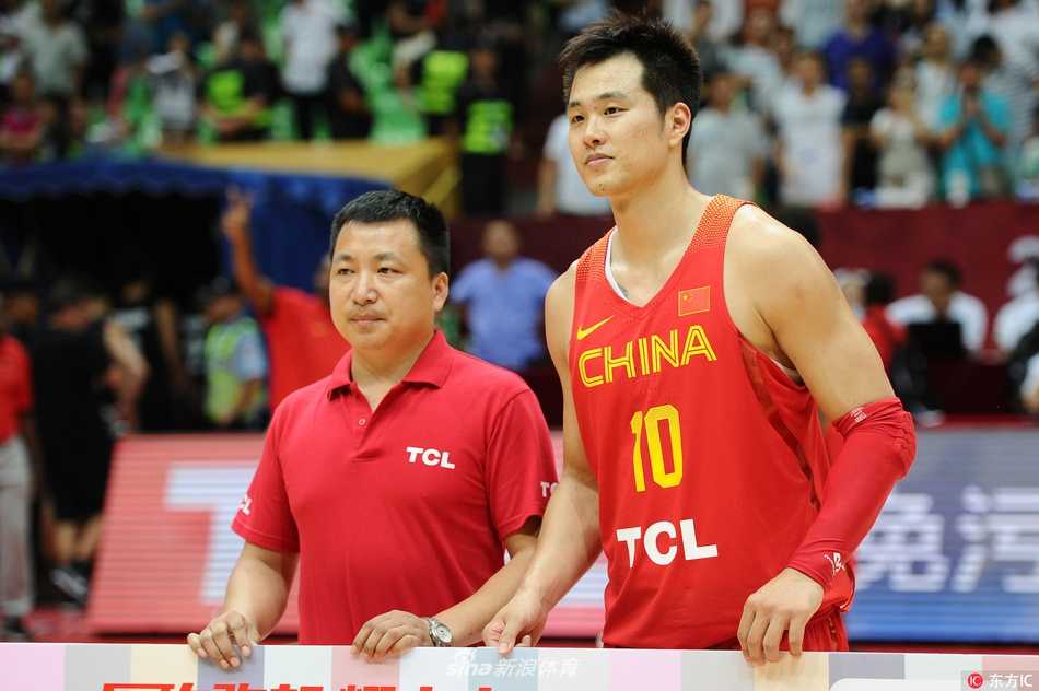 国际男篮挑战赛成都站 中国红队大胜新西兰 孟铎加冕得分王 终场哨响,大比分领先的中国红队球员们轻松地围在一起,孟铎面带微笑,享受着胜利带来的喜悦与荣耀。