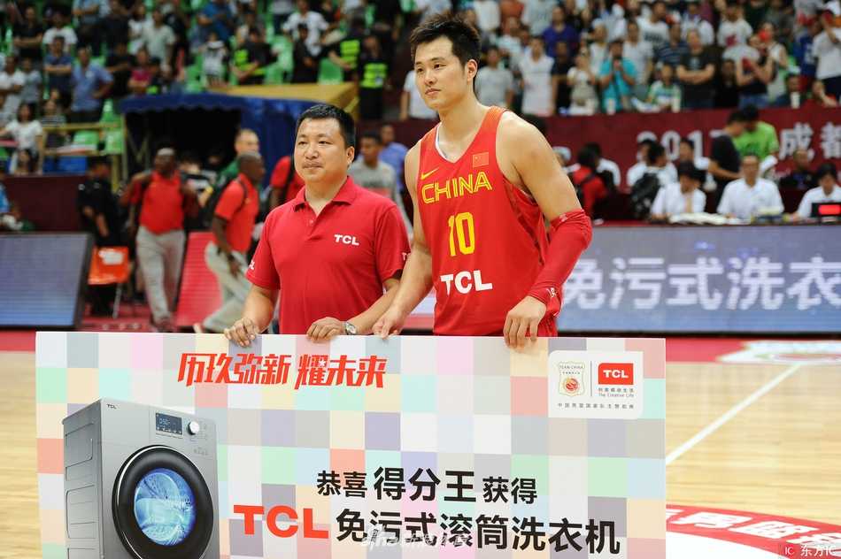 国际男篮挑战赛成都站 中国红队大胜新西兰 孟铎加冕得分王 在对手的严密包夹之下,核心后卫赵继伟毫无惧色,他用一个灵巧的背后运球闪出空当,眼神坚定地寻找着前场的队友。