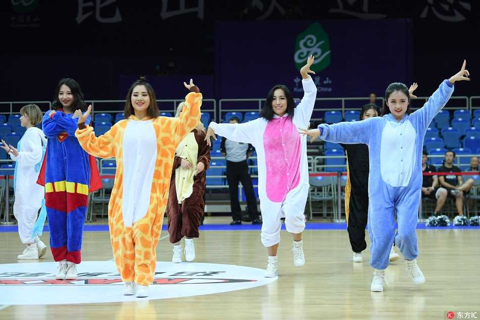 国际男篮挑战赛昆山激战,卡通宝贝热舞助阵点燃赛场 身穿呆萌卡通连体装的篮球宝贝们蹦跳着入场,仿佛从童话世界降临赛场,萌翻全场