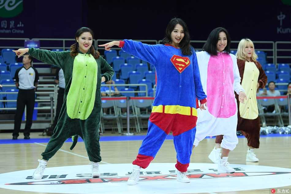 国际男篮挑战赛昆山激战,卡通宝贝热舞助阵点燃赛场 两位卡通宝贝在场地中央互相整理头套,不经意间的互动流露出满满的闺蜜情深与敬业精神