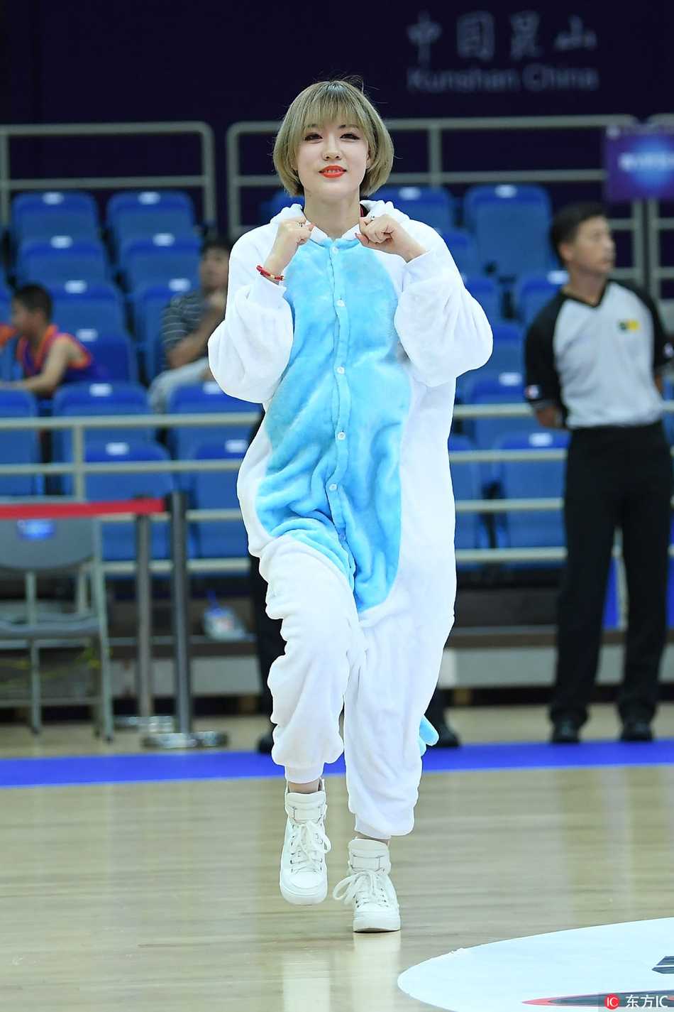 国际男篮挑战赛昆山激战,卡通宝贝热舞助阵点燃赛场 表演结束后,宝贝们排成一排向观众鞠躬致谢,背影憨厚可爱,为精彩的赛前预热画上圆满句号